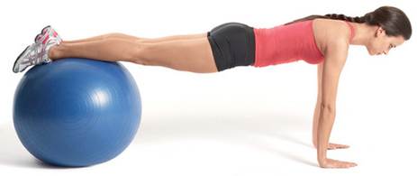 egzersiz topu üstünde plank hareketi