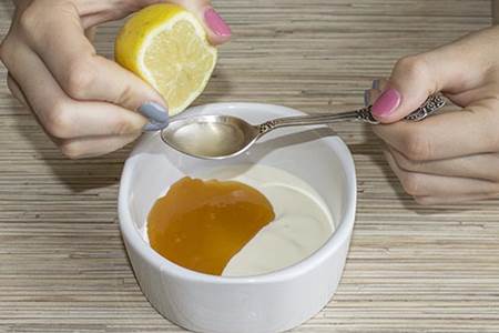yüze limon sürmek ve çiller için bal limon yoğurt ile maske hazırlama