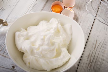 Karbonat Limon yoğurt ve yumurta beyazı ile yüz maskesi